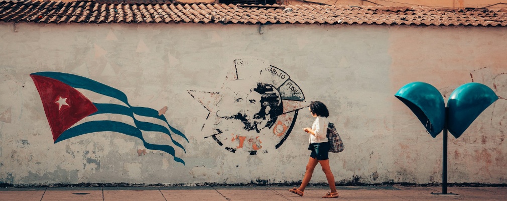 Graffiti of the Cuban flag on a wall